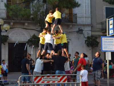 Alcuni bambini tra i 10 e i 14 anni che si cimentano nel costruire la propria piramide